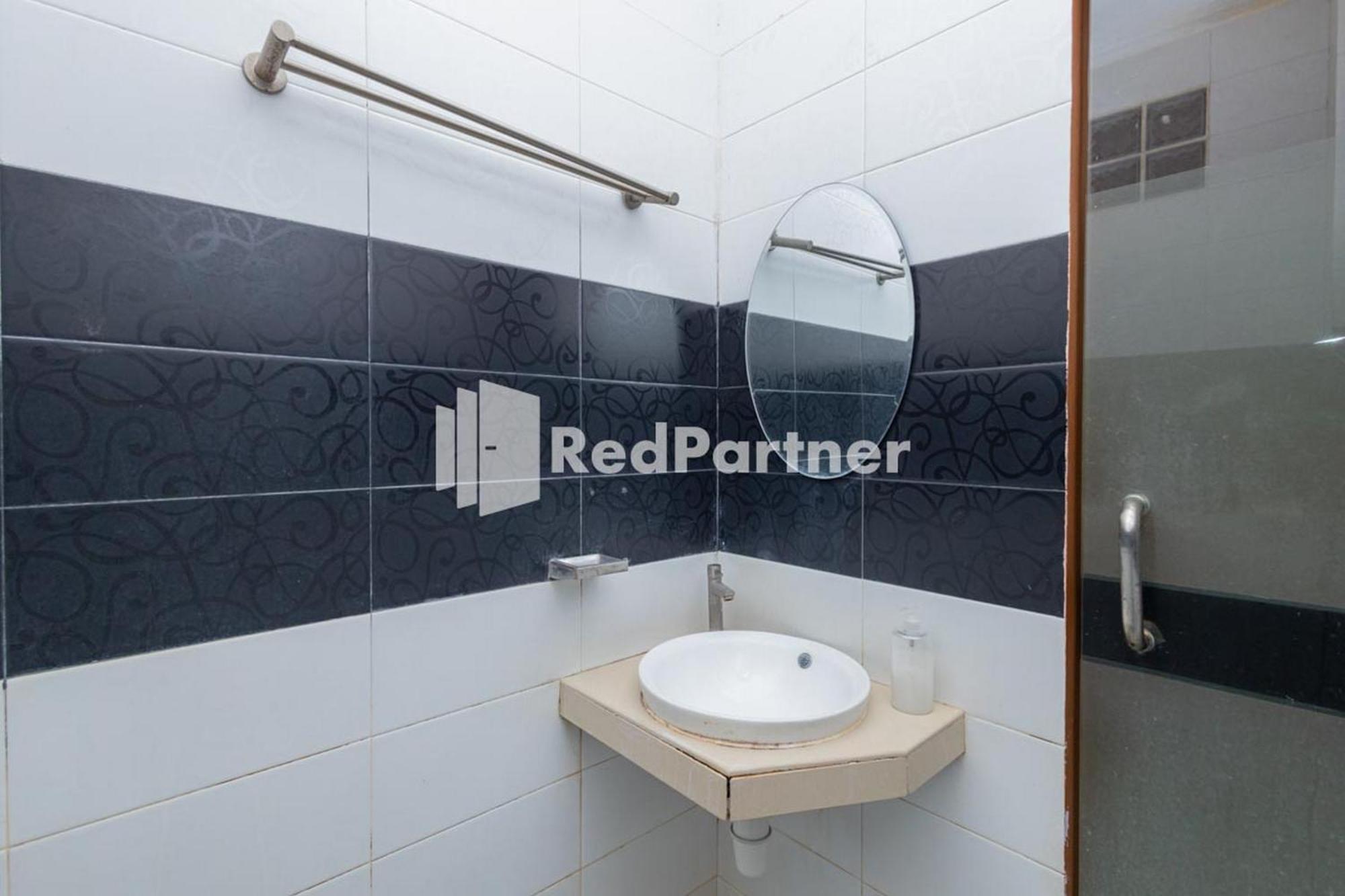 Star Hotel Jaksa Mitra Reddoorz Giacarta Esterno foto