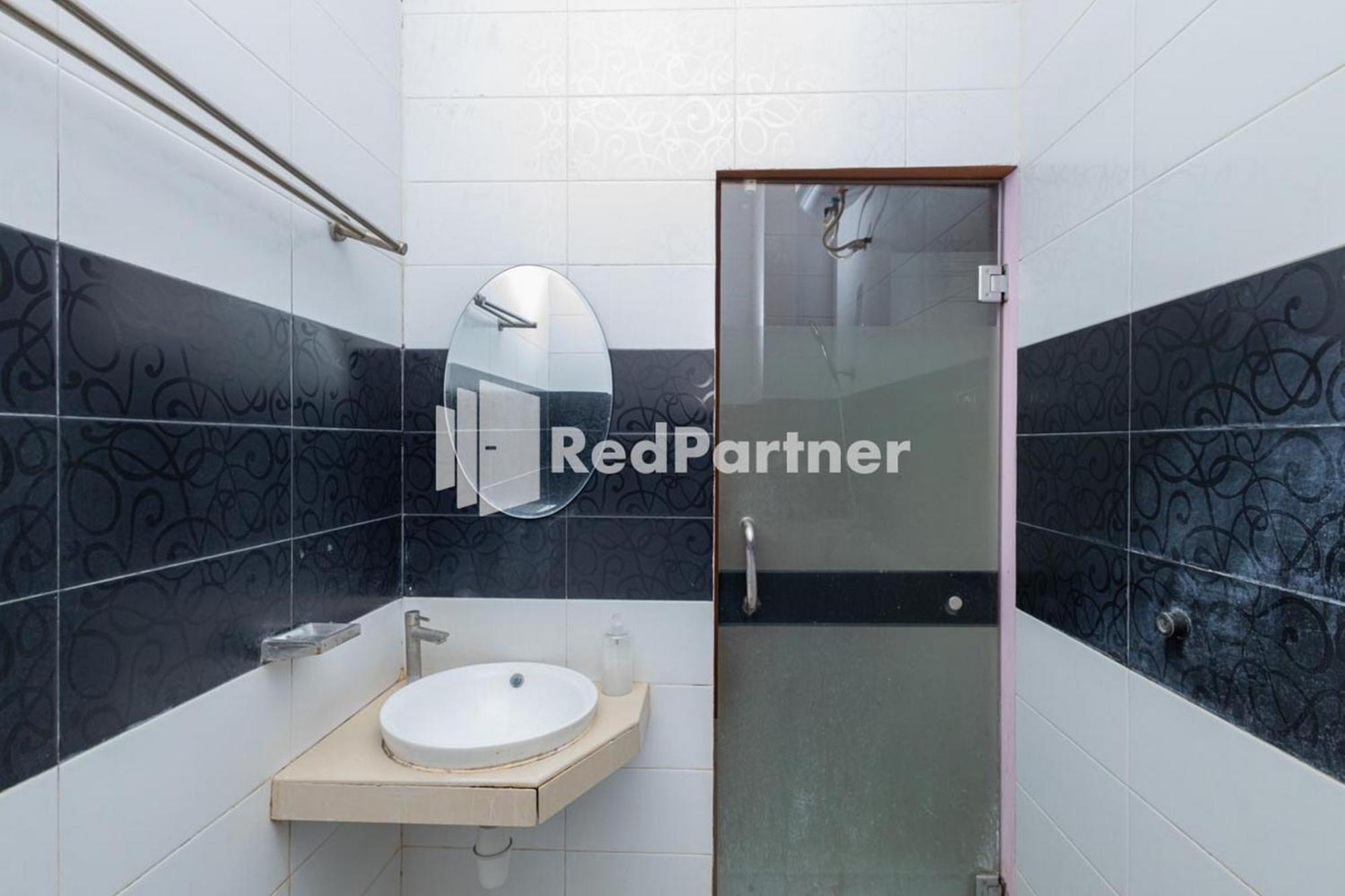 Star Hotel Jaksa Mitra Reddoorz Giacarta Esterno foto